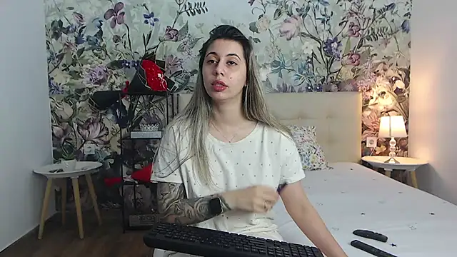 Snapshot of RoseDiamond06 chatting on July 8, 1:12 pm RoseDiamond06 online show from July 8, 1:12 pm