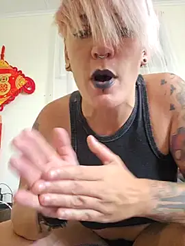 Snapshot of PinkTheHawk chatting on January 22, 10:37 pm PinkTheHawk online show from January 22, 10:37 pm