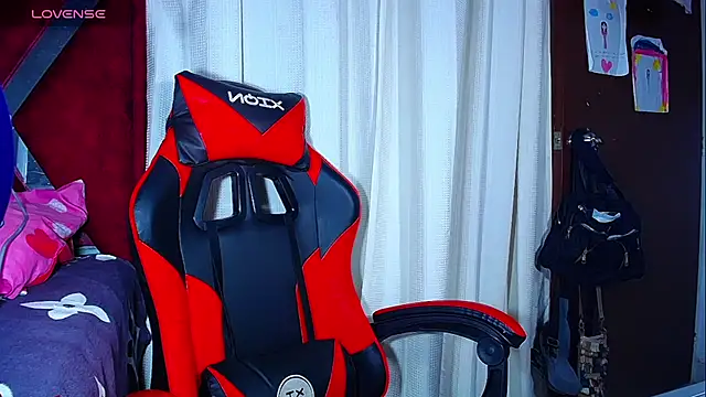 Snapshot of DanisaBrown chatting on October 29, 8:19 pm DanisaBrown online show from October 29, 8:19 pm