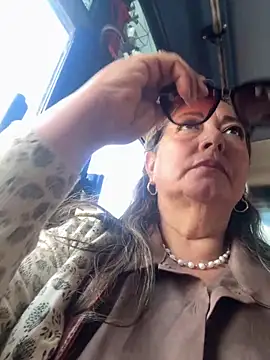 Snapshot of emma_tour chatting on November 1, 3:17 pm emma tour online show from November 1, 3:17 pm