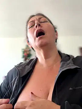 Snapshot of emma_tour chatting on November 17, 8:35 pm emma tour online show from November 17, 8:35 pm