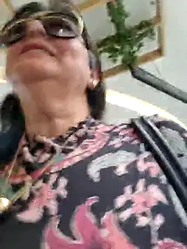 Snapshot of emma_tour chatting on March 13, 4:01 pm emma tour online show from March 13, 4:01 pm