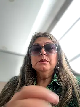 Snapshot of emma_tour chatting on October 28, 4:06 pm emma tour online show from October 28, 4:06 pm