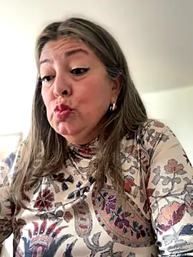 Snapshot of emma_tour chatting on November 15, 1:48 pm emma tour online show from November 15, 1:48 pm