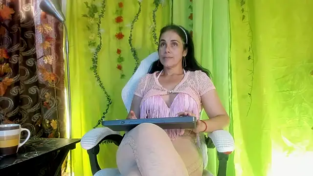 Snapshot of girasol_walton chatting on June 16, 1:55 pm girasol walton online show from June 16, 1:55 pm