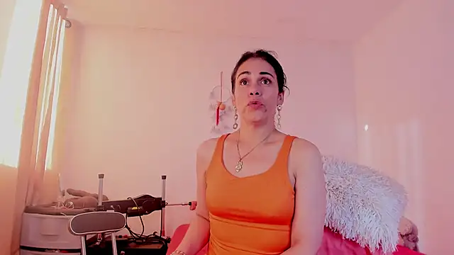 Snapshot of girasol_walton chatting on February 6, 12:26 pm girasol walton online show from February 6, 12:26 pm