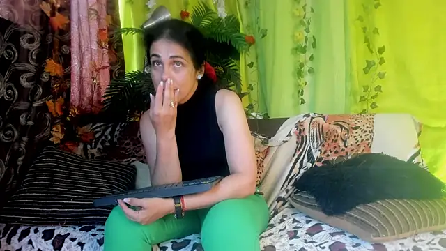 girasol walton online show from June 4, 4:00 pm