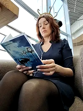 Snapshot of EvaXOAir chatting on November 12, 4:05 am EvaXOAir online show from November 12, 4:05 am