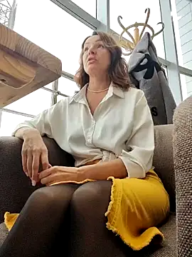 Snapshot of EvaXOAir chatting on October 28, 5:29 am EvaXOAir online show from October 28, 5:29 am