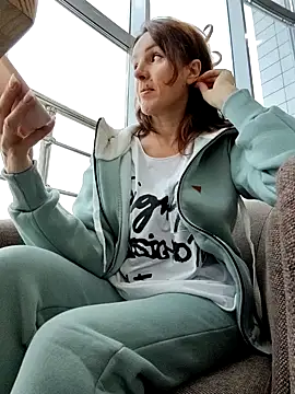 Snapshot of EvaXOAir chatting on November 11, 5:02 am EvaXOAir online show from November 11, 5:02 am