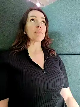 Snapshot of EvaXOAir chatting on March 14, 8:10 am EvaXOAir online show from March 14, 8:10 am