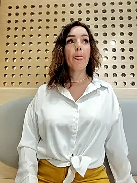 Snapshot of EvaXOAir chatting on February 16, 3:04 am EvaXOAir online show from February 16, 3:04 am