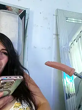 Snapshot of chelaqueen_ chatting on December 1, 9:37 pm chelaqueen online show from December 1, 9:37 pm