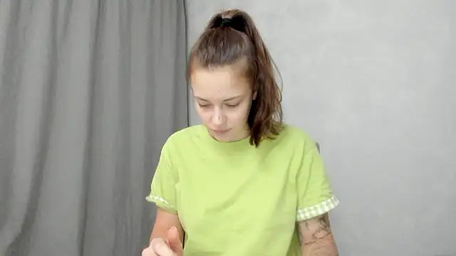 Snapshot of why_again_me chatting on February 4, 8:26 pm why again me online show from February 4, 8:26 pm