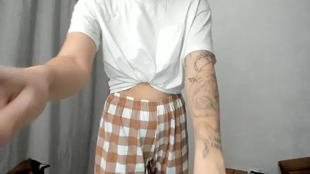 Snapshot of why_again_me chatting on February 12, 10:09 pm why again me online show from February 12, 10:09 pm