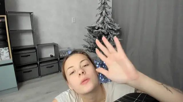 Snapshot of why_again_me chatting on December 13, 8:04 pm why again me online show from December 13, 8:04 pm