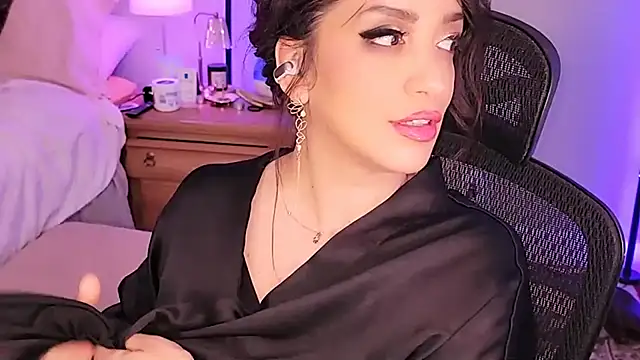 Snapshot of Wonderful_Woman chatting on March 11, 9:34 am Wonderful Woman online show from March 11, 9:34 am