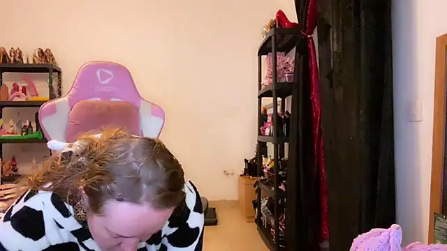 kisicaxx online show from December 3, 5:12 pm