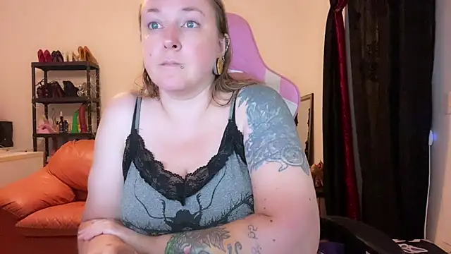 kisicaxx online show from September 19, 6:45 pm