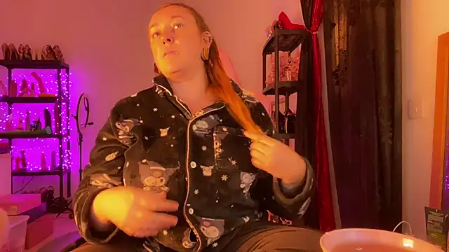 kisicaxx online show from November 24, 6:30 pm