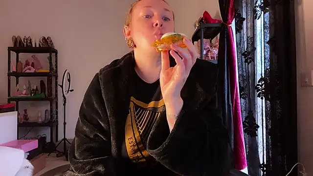 kisicaxx online show from November 26, 3:23 pm