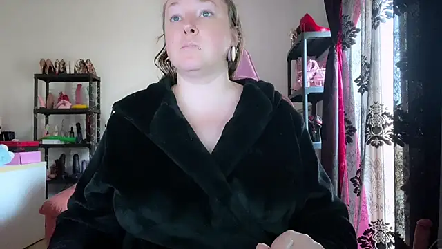 kisicaxx online show from April 4, 3:18 pm