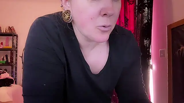 kisicaxx online show from January 9, 10:00 am