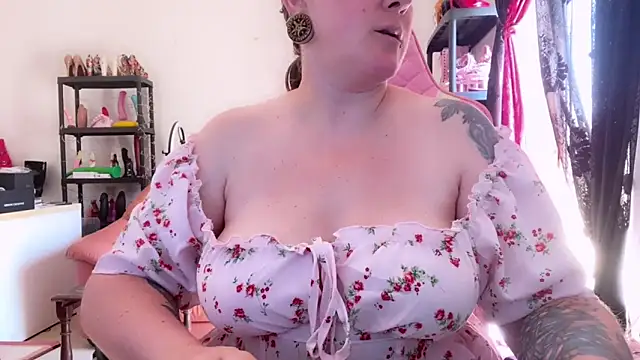 Snapshot of kisicaxx chatting on June 17, 8:47 am kisicaxx online show from June 17, 8:47 am