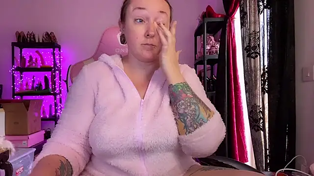 kisicaxx online show from November 17, 1:59 pm