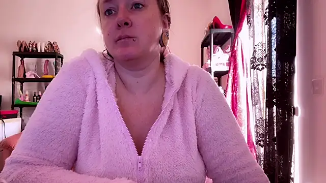 kisicaxx online show from November 4, 9:35 am