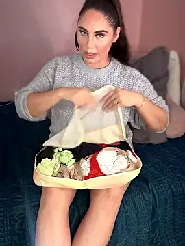 lovely beast online show from January 8, 5:30 pm