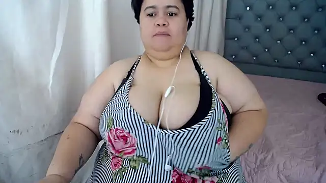 Snapshot of hotlesby4uxxx chatting on December 17, 4:43 pm hotlesby4uxxx online show from December 17, 4:43 pm