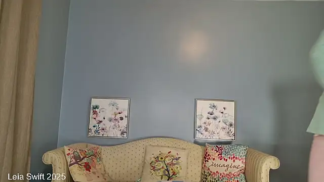 Snapshot of LeiaSwift chatting on January 3, 1:02 pm LeiaSwift online show from January 3, 1:02 pm