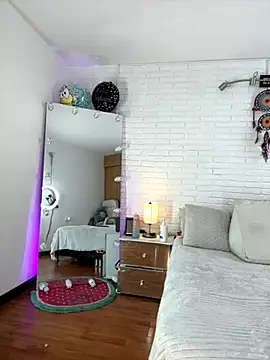 hollythomson online show from October 28, 5:12 pm