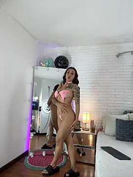 hollythomson online show from November 25, 2:17 pm