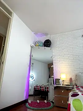 hollythomson online show from November 13, 4:22 pm