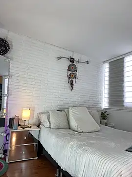 hollythomson online show from October 30, 12:03 pm