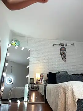 hollythomson online show from January 14, 1:20 am