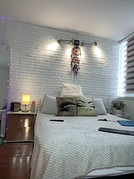 hollythomson online show from February 6, 6:37 pm