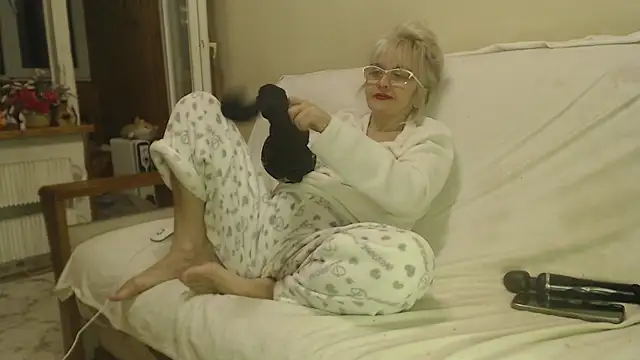 larawet online show from March 8, 5:01 pm