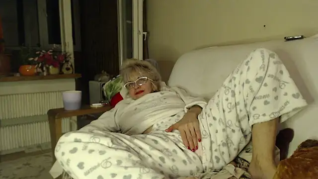 larawet online show from March 8, 11:07 pm