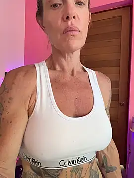 Snapshot of mommyselenafit_ chatting on June 28, 4:52 am mommyselenafit online show from June 28, 4:52 am