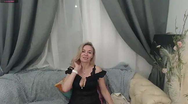 Snapshot of ADreamLady chatting on March 1, 1:51 pm ADreamLady online show from March 1, 1:51 pm