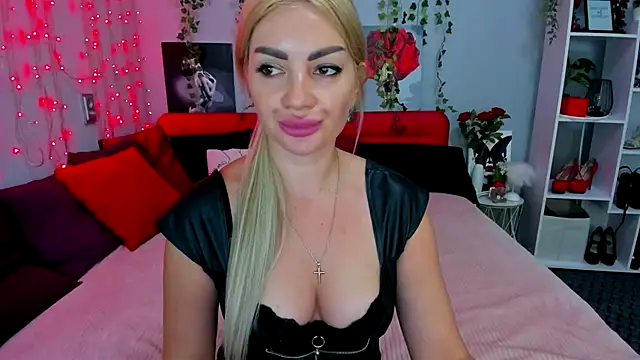 Snapshot of LunaBellucci chatting on September 28, 7:59 am LunaBellucci online show from September 28, 7:59 am