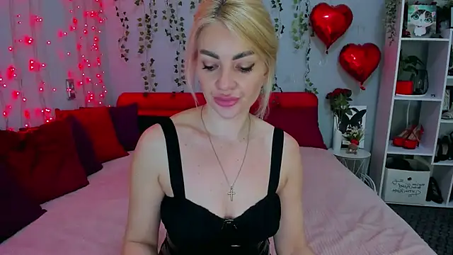 LunaBellucci online show from April 11, 7:05 am