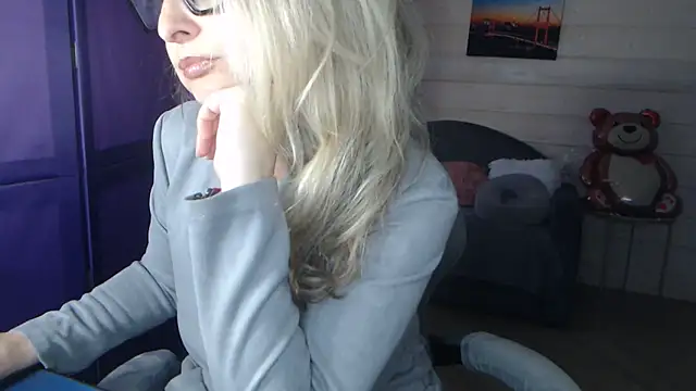 RubiLakros online show from April 27, 1:42 pm