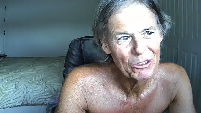 Snapshot of nakeedcowboi65 chatting on July 5, 11:33 pm nakeedcowboi65 online show from July 5, 11:33 pm