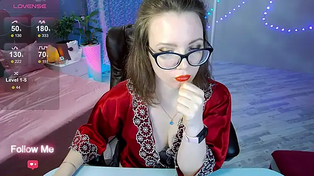 Snapshot of AngelaWhiti chatting on February 3, 6:49 pm AngelaWhiti online show from February 3, 6:49 pm