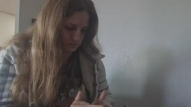 Snapshot of MissMera chatting on December 4, 6:44 pm MissMera online show from December 4, 6:44 pm