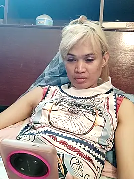 Snapshot of QueenSoreal chatting on July 9, 5:19 am QueenSoreal online show from July 9, 5:19 am